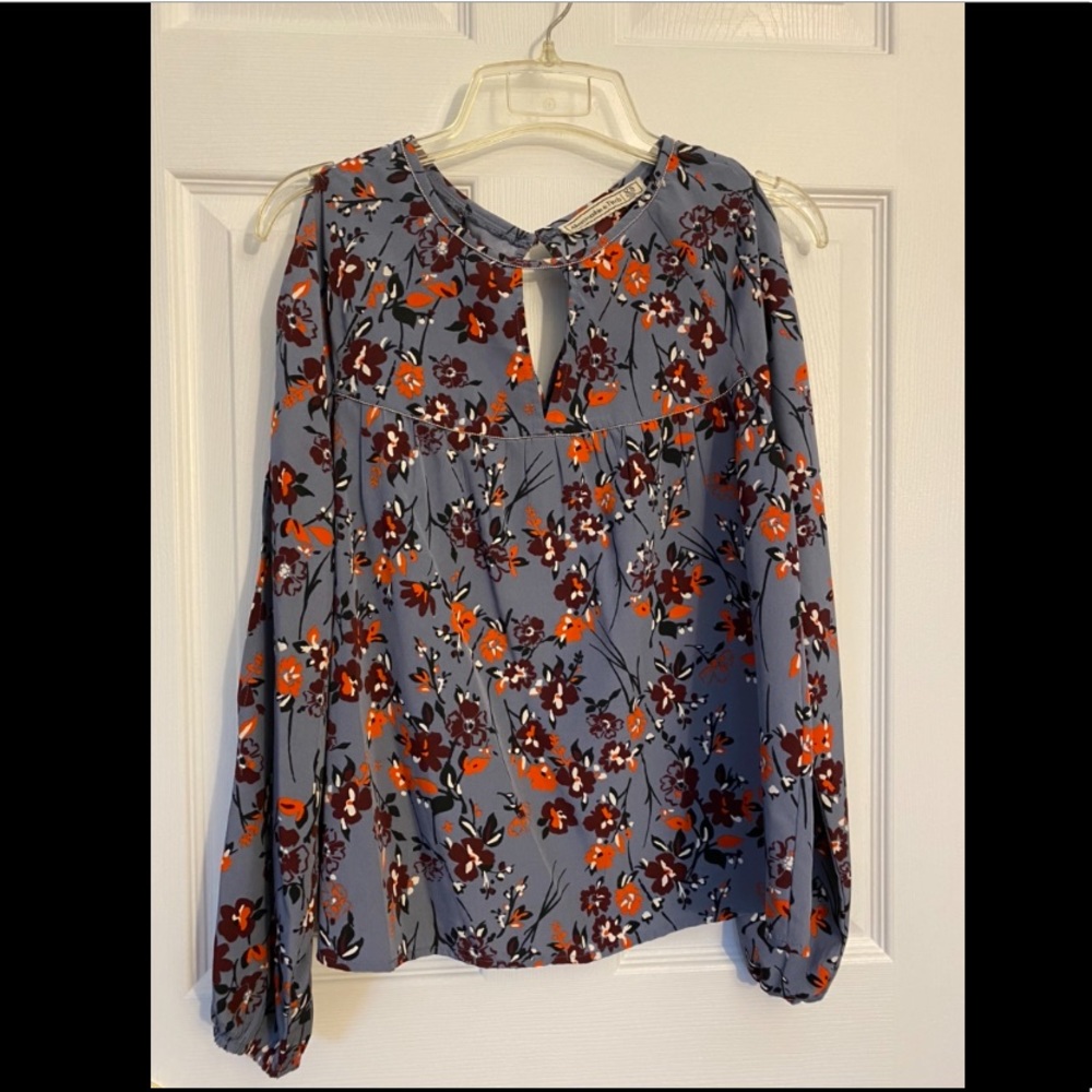 Abercrombie & Fitch XS open shoulder floral blouse
